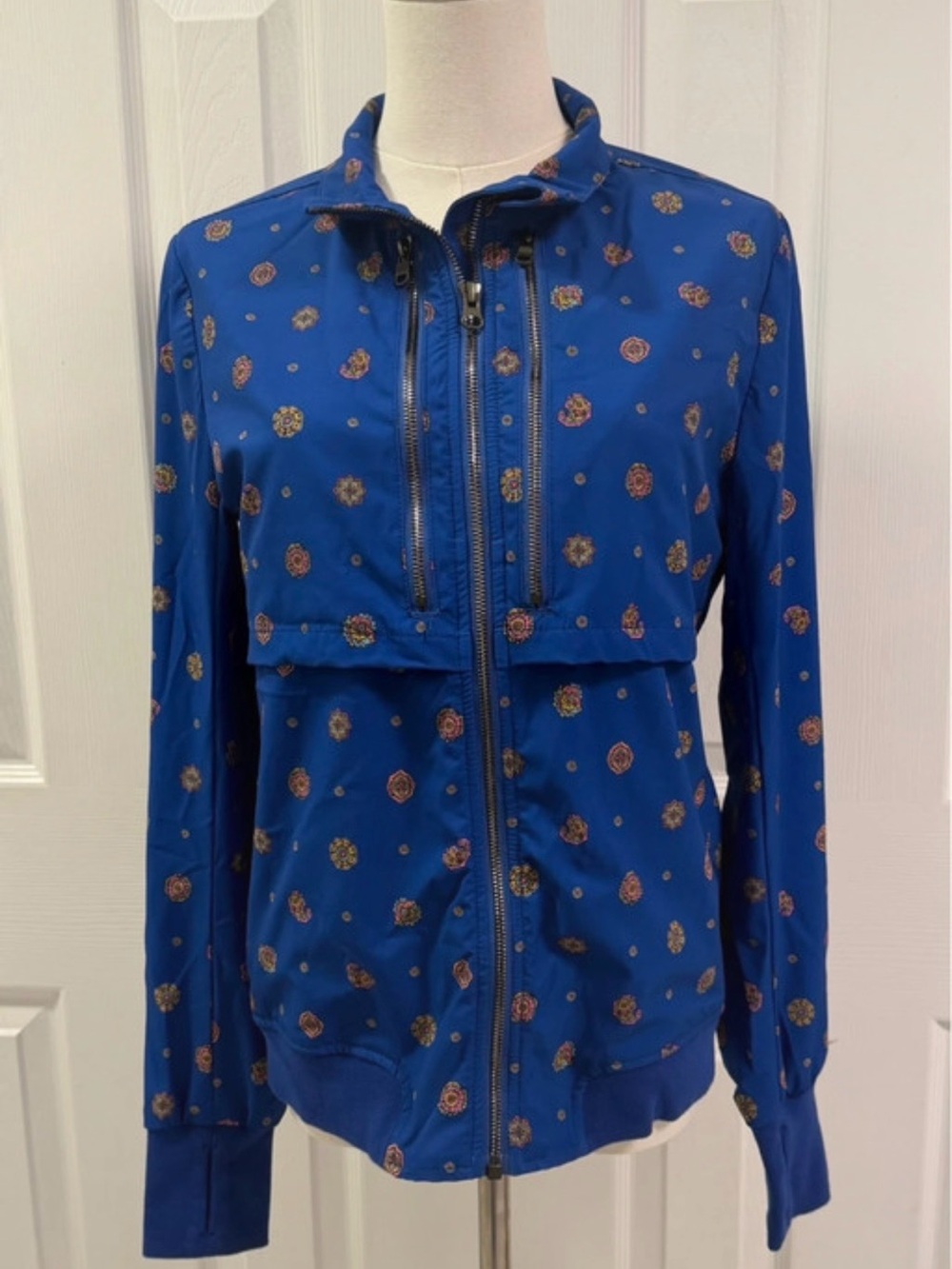 Without Walls Blue Printed Zip Front Active Jacket Thumbholes Women’s Small